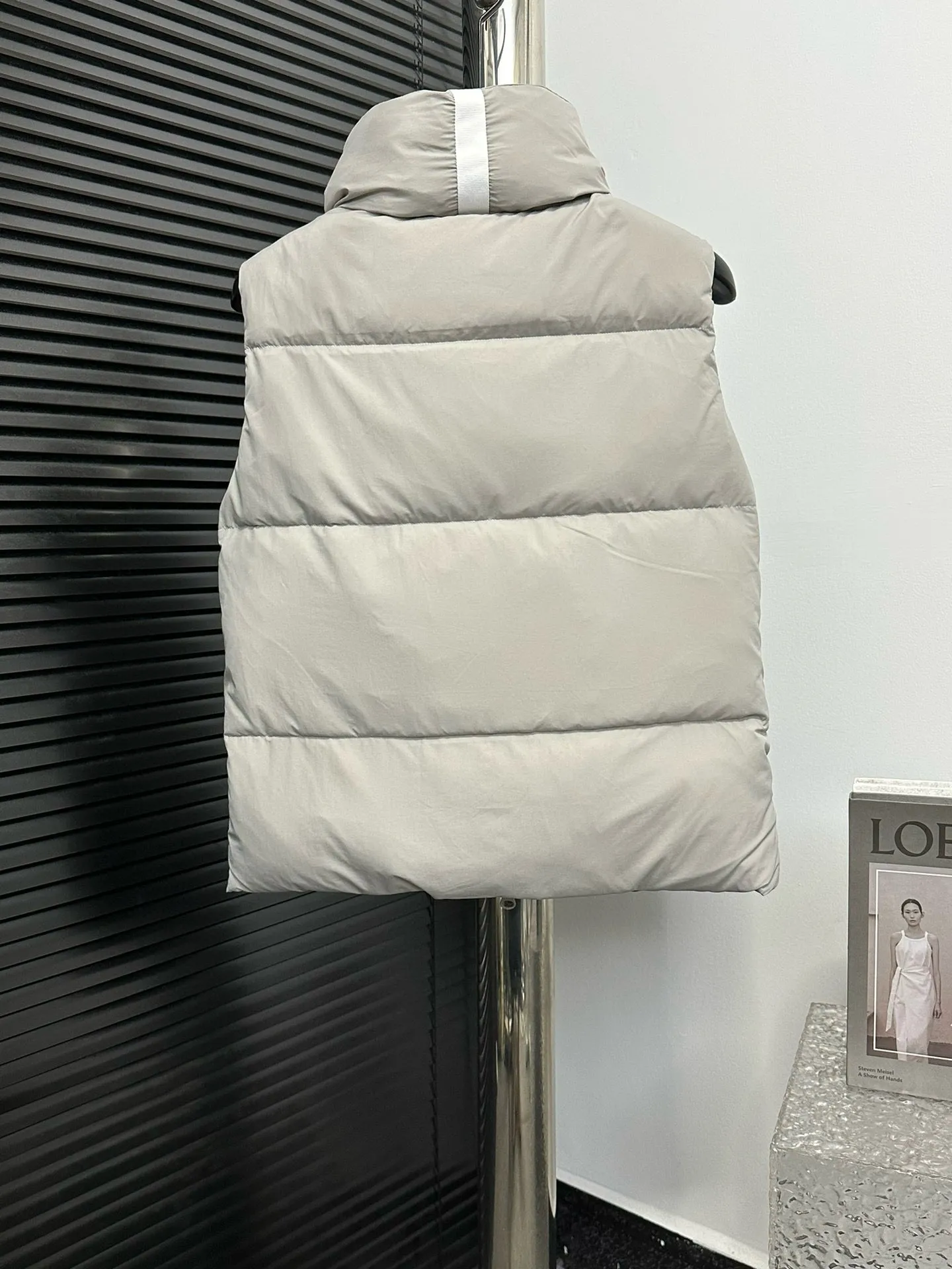 P490 【CANADA GOOSE】PASTELS white label series down vest. The white label series is a capsule limited series and the most popular PASTELS series this year. The chest labels are all white badges with pure silicone texture. The pattern has a strong contrast between concave and convex. The topographic map of Canada on the badge is lifelike. The plastic material used for currency logos on the market is very hard to the touch! Our original independent order accessories are all one-to-one customized original accessories. The imported YKK zippers have correct teeth, while the teeth of the fake zippers are very thick. The zipper webbing logo is printed with 3M fluorescent printing, and the original custom-made washable label. The placket webbing and wiring details are all restored to the original ones. Size: XS S M L XL XXL